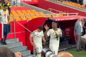 开云体育（官网）app下载-杠上了！赛后维尼修斯对着巴萨球迷比划5的手势️