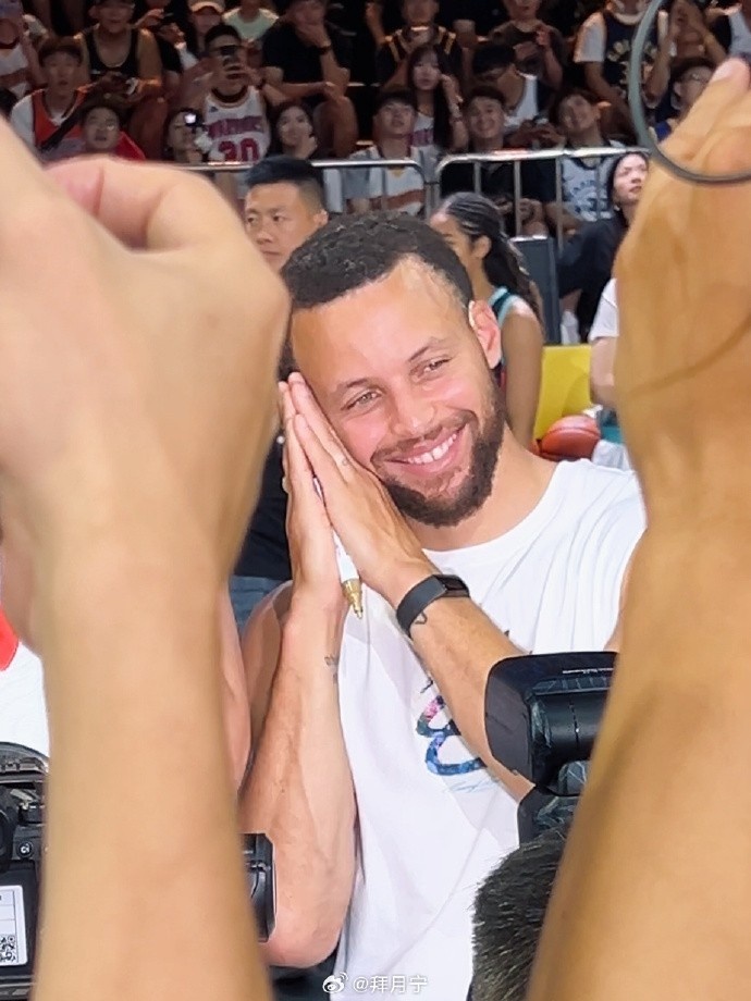 开云-美女主播现场模仿库里招牌动作：晚安庆祝近在眼前