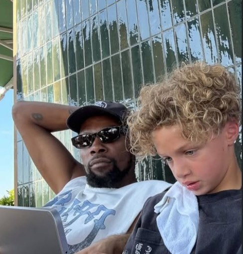 开云体育（官网）app下载-美媒幽默关注杜兰特与Drake幼子互动：小家伙是在协助KD审核社交媒体内容吗？