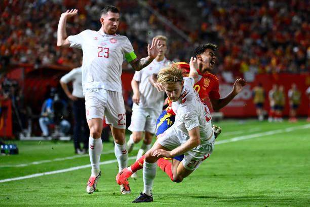 德拉富恩特：对手踢亚马尔？不踢他难道亲他？