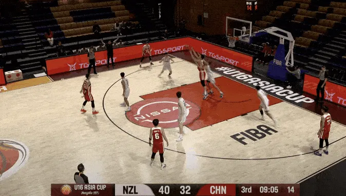 强硬！赵博新篮下接球顶开防守抛投打进，中国U16落后6分