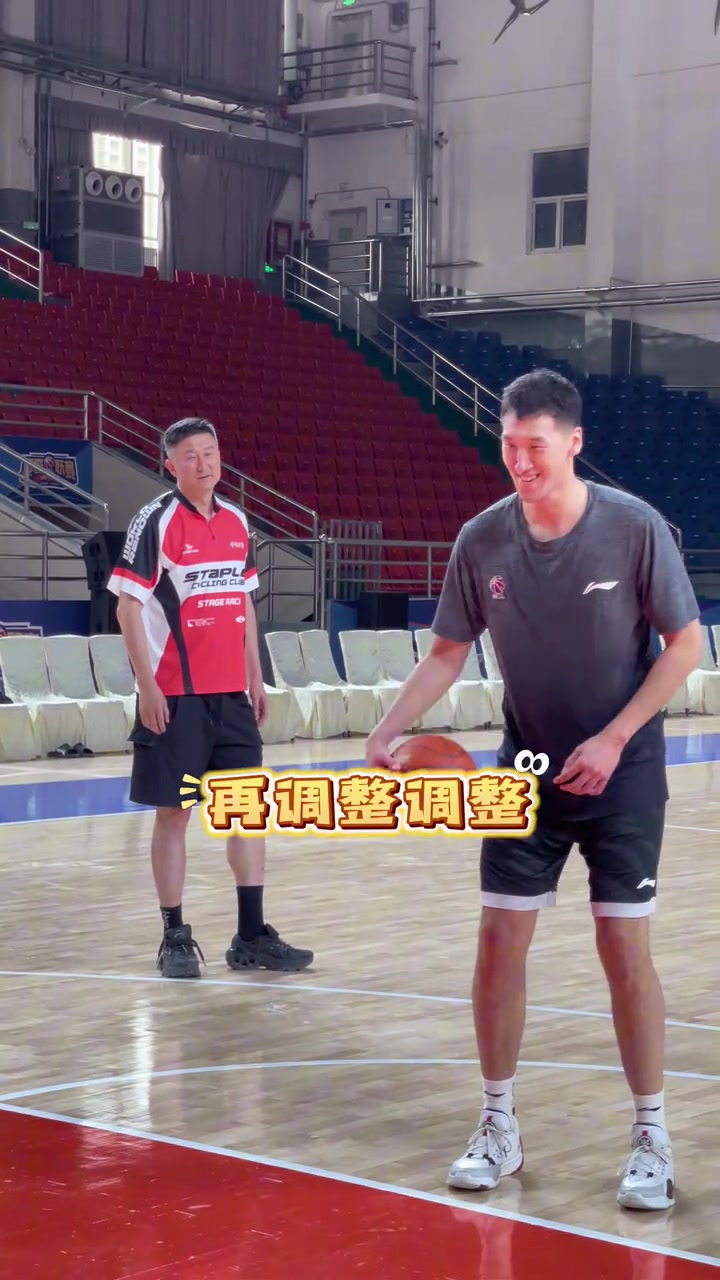 杜指导的魔法攻击！广东晒球员罚球抗干扰训练：训练花絮